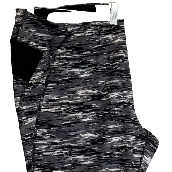 TEK GEAR Women's 2X (39x20) DRYTEK High-Waisted Capri Leggings, Gray/Black/White - Picture 3 of 16